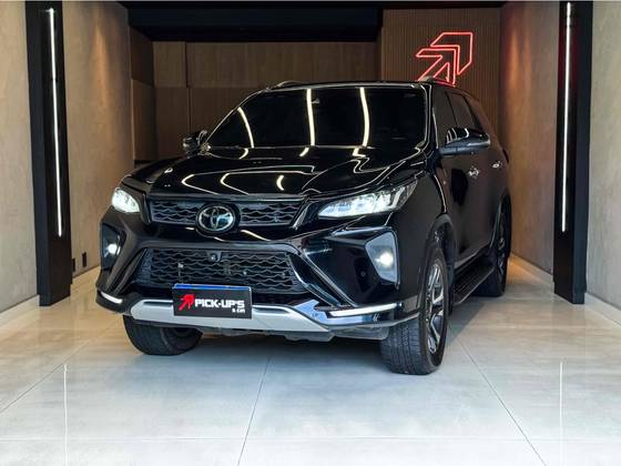 TOYOTA HILUX SW4 2.8 D-4D TURBO DIESEL DIAMOND 7L 4X4 AUTOMÁTICO TOYOTA HILUX SW4 2.8 D-4D TURBO DIESEL DIAMOND 7L 4X4 AUTOMÁTICO